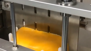 奶酪块切割机均匀地将奶酪切成块状 - 驰飞超声波切割机