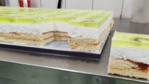 超声波切割机切割冰淇淋蛋糕 – 超声波切割设备 – 驰飞超声波