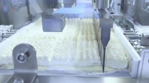 多层夹心慕斯专用超声波切割机_层次清晰不破损 - 驰飞超声波